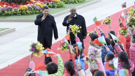 시진핑 주석이 인구 1500분의 1인 나라 정상과 손 맞잡은 이유는?