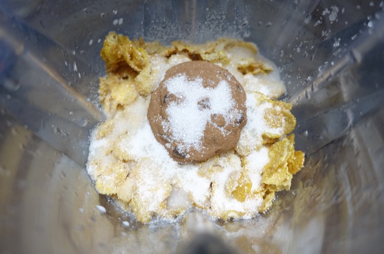 시리얼 라테를 만들기 위해 시리얼·초코칩쿠키·설탕·우유를 블렌더에 담았다.