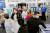 23일(현지시간) 미 켄터키주 보우링그린의 베스트바이 앞에서 문이 열리기를 기다리던 쇼핑객들이 오픈과 함께 밀려들어오고 있다. [AP=연합뉴스]