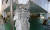 경북 포항시 장량동 한 필로티 구조 건물 1층 기둥이 뼈대만 드러내 위태로운 모습을 보이고 있다. [연합뉴스]