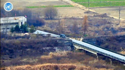북한, 탈출로였던 '72시간 다리'에 통문 설치 완료