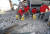 16일 경북 포항시 중성2리에서 해병대원들이 복구작업을 하고 있다.송봉근 기자