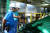 미얀마 양곤에 위치한 미얀마포스코 공장 직원들이 생산라인에서 나온 컬러강판의 품질을 확인하고 있다 . [사진 포스코그룹]