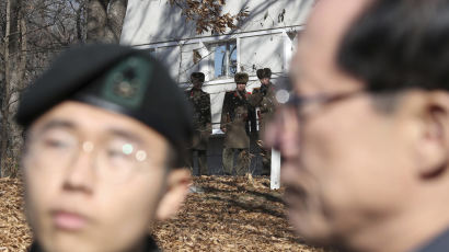 [서소문사진관]JSA 총격현장에 간 송영무,이를 관찰하는 북한군