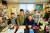 (왼쪽부터)박민혁·전종현·박준혁 학생기자가 한창완 세종대 만화애니메이션학과 교수(왼쪽에서 셋째)에게 슈퍼히어로가 어떻게 탄생했는지 숨은 이야기를 들었다.