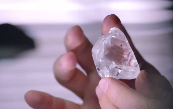 342캐럿의 다이아몬드 원석. 100캐럿 넘는 원석도 매우 희귀하다. [더 퀸 오브 칼라하리 영상 캡쳐] 
