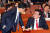 정우택 자유한국당 원내대표와 권성동 의원이 24일 국회에서 열린 의원총회에서 얘기하고 있다. 강정현 기자