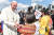 27일 미얀마 수도 앙곤에 도착한 프란치스코 교황이 환영나온 어린이들과 악수하고 있다. [사진=로이터]