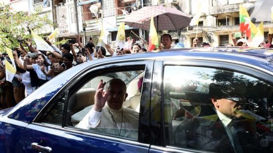 교황 만난 미얀마군 실세 “종교·민족 차별 없다”
