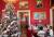 쿠키와 사탕으로 가득한, 어린이들의 환상을 자극하는 레드룸. 멜라니아 여사가 어린이들과 크리스마스 장식을 만들고 있다. [AFP = 연합뉴스]
