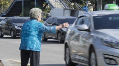 식당선 “구석에 앉아요” 자식은 “말해도 못 알아듣잖아요”