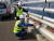 마창대교에 새로 설치된 안전난간을 시스템코리아 박세만 대표(앞쪽)와 마창대교 김호윤 대표가 살펴보고 있다. 위성욱 기자