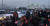 28일 오후 서울 여의도 국민은행 앞에서 열린 &#39;2017 건설노동자 총파업 결의대회&#39;를 마친 전국건설노동조합 노조원들이 청와대를 향한 행진을 위해 마포대교를 점거해 시위를 벌이고 있다.[연합뉴스]