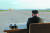 북한 김정은 노동당 위원장이 지난 9월 15일 평양 순안공항 활주로에서 중장거리탄도미사일(IRBM)인 화성-12형 발사 장면을 지켜보고 있다. [사진 노동신문]