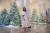 도널드 트럼프 미국 대통령의 부인 멜라니아 트럼프 여사가 27일 백악관 크리스마스 장식 앞에 서 있다. [AFP=연합뉴스]