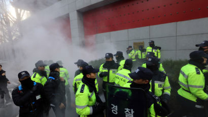 중국대사관에 화염병 던진 중국인, 경찰에 붙잡혀 