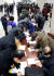 지난해 말 부산에서 열린 장노년일자리 채용박람에 많은 구직자들이 몰려 서류를 작성하는 모습. [중앙포토]