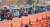 [서울=연합뉴스] 서울 여의도 한강공원에서 열린 '서울 푸드트럭의 날' 행사에서 시민들이 음식을 고르고 있다. <저작권자(c) 연합뉴스, 무단 전재-재배포 금지>