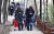 서울 양천구 ‘우렁바위 유아숲체험장’에서 진행된 산림치유 프로그램. 참가자들은 눈을 가리고 숲길을 걷었다. [임현동 기자]