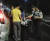 2009년 6월 박철씨가 음주단속 경찰관과 실랑이 하는 과정에서 한 경찰관이 오른쪽 팔이 꺾이며 고꾸라지는 자세가 됐다. [박철씨 제공 영상 캡처]