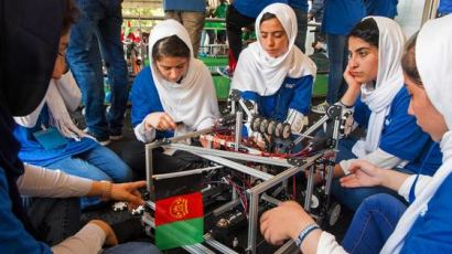 트럼프가 주목한 아프간 소녀팀 고난 딛고 로봇대회 금상