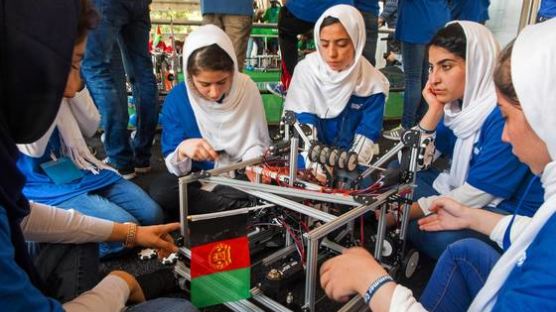 트럼프가 주목한 아프간 소녀팀 고난 딛고 로봇대회 금상