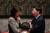 니키 헤일리 유엔주재 미국대사(왼쪽)와 중국의 우 하이타오 차석대사가 긴급회의가 끝난 뒤 대화를 나누고 있다. [연합뉴스]