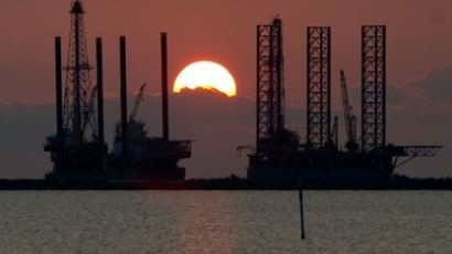 OPEC·러시아 내년말까지 석유 감산 연장…사우디 빈살만 복안대로