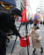 서울 명동거리에서 한 어린이가 자선냄비에 성금을 넣고 있다. 신인섭 기자