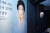 전시장 들머리에서 고 박계희 여사의 초상을 바라보고 있는 이광호 연세대 명예교수. [사진 우란문화재단]