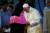 1일 방글라데시 수도 다카에서 프란치스코 교황이 로힝야 난민을 만나 손을 잡고 축복해 주고 있다.[로이터=연합뉴스]