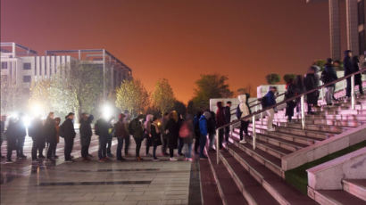 새벽 4시, 추위 견디며 도서관 줄 서 있는 中대학생들