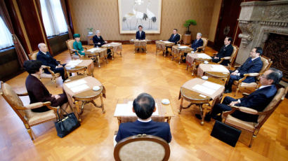 [사진] 아베 주재 왕실회의 … 일왕 2019년 4월 말 퇴위 결정