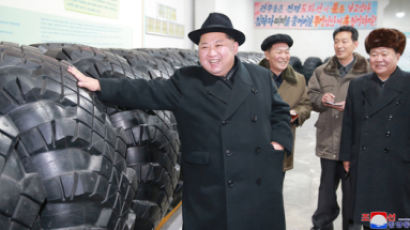 김정은, 미사일차량 타이어공장 시찰...“점령 못할 요새 없어”