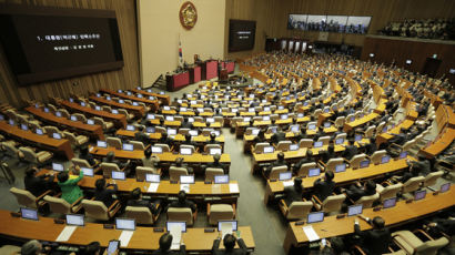 민주당, 박근혜 탄핵소추안 가결 1주년 맞춰 탄핵백서 낸다