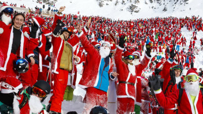 [사진] 산타옷 입은 스키 인파