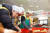 한밭대 송하영(오른쪽 둘째)총장과 학생들이 지난 1일 캠퍼스에서 김장김치를 담고 있다. [사진 한밭대]