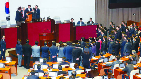 "정세균 사퇴하라!" 한국당이 의장석을 점령한 이유는?