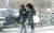 5일 밤 서울 등 수도권에 눈이 예고됐다. 내린 눈이 얼어붙을 우려도 있다. 사진은 세종 지역에 첫눈이 내린 지난달 23일 시민들이 몸을 웅크린 채 눈발이 날리는 거리를 걷고 있다. [연합뉴스]