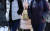 퇴근길 강추위가 닥친 4일 오후 서울 광화문 일대 시민들이 주머니에 손을 넣은 채 퇴근 길을 재촉하고 있다. [연합뉴스]