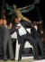 5일 자메이카 킹스턴의 국립경기장 앞에 세워진 볼트 동상. 우사인 볼트가 동상에서 표현된 몸짓과 똑같은 세리머니를 펼치고 있다. [로이터=연합뉴스]
