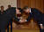 5월 31일 청와대 접견실에서 열린 국무총리 임명장 수여식에서 문재인 대통령이 이낙연 국무총리에게 임명장을 수여한후 악수를 하고 있다. 청와대사진기자단
