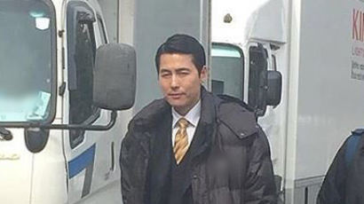 Actor-Fashionista Jung Woo-sung Shows How to Stay Warm without Sacrificing Great Style
