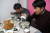 통영 물메기탕을 먹고 있는 통영 시민들. 위성욱 기자 
