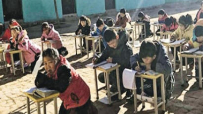 중국 초등학생들이 한겨울 운동장으로 나와 공부하는 이유