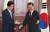 문재인 대통령이 9월 7일 러시아 블라디보스토크 극동연방대에서 아베 신조 일본 총리와 한-일 정상회담 전 만나고 있다. 청와대사진 기자단
