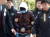 낚싯배 사고를 일으킨 명진15호 선장이 6일 구속영장 실질심사를 받기 위해 인천지방법원에서 들어서고 있다. 강정현 기자