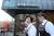 서울 중랑구 신내동 봉화산 근린 공원에 있는 &#39;옹기종기 카페&#39;에서 바리스타로 일하는 표순열(61.왼쪽) 씨. 오른쪽은 카페 코디네이터인 문영애씨. 김상선 기자