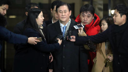 최경환 자유한국당 의원, 20시간 검찰 조사 끝내고 귀가 