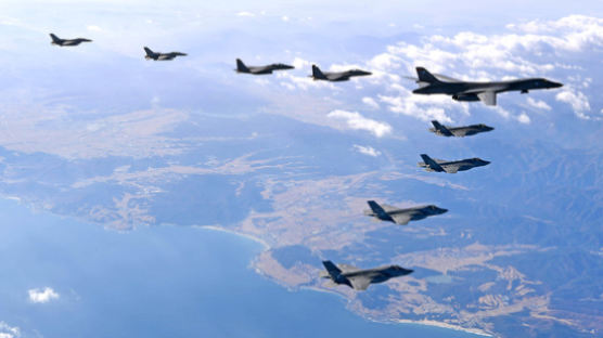 B-1B 랜서, '사상 최초' 이틀 연속 한반도 출격…대규모 편대와 北 거점 폭격 훈련